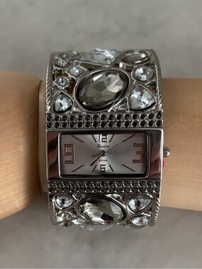 ⌚️$8 Vintage Silver Crystal Cuff Watch